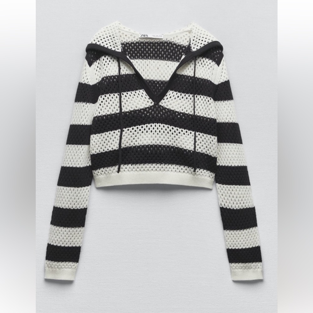 🌿 NWT Zara Stripped Crochet Knit Cropped Top with a Hood in Black and Whit…